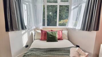 1 slaapkamer, een strijkplank/strijkijzer, wifi, beddengoed