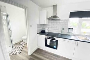 Kjøleskap, mikrobølgeovn, ovn og kokeplater