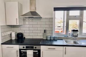 Fridge, microwave, oven, stovetop - Lively Studio Loft 30min to Central London (Wembley)