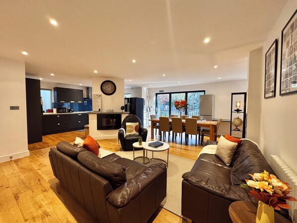 Living area - Spacious En-suite 30min to Central London (Wembley)