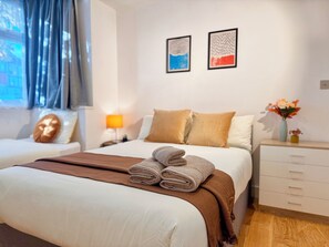 1 slaapkamer, een strijkplank/strijkijzer, wifi, beddengoed