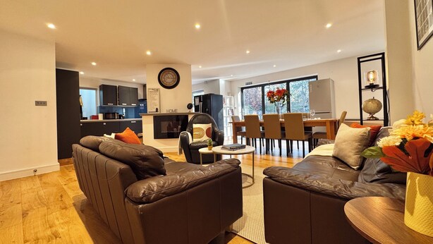 Living area - Family-Friendly En-suite 30min to Central London (Wembley)