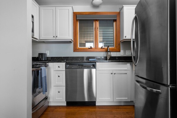 Coffee/tea maker, fridge, microwave, oven - Sweet Retreat (Leland)