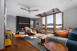 Télévision, cheminée, espaces bureaux