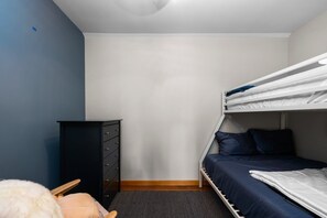 2 bedrooms, iron/ironing board, WiFi, bed sheets - Sweet Retreat (Leland)