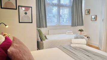 1 slaapkamer, een strijkplank/strijkijzer, internet, beddengoed