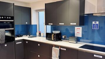 Een koelkast, een magnetron, een oven, een kookplaat