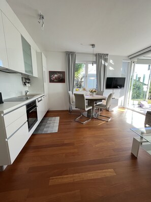 Een koelkast, een oven, een kookplaat, een koffiezetapparaat/waterkoker