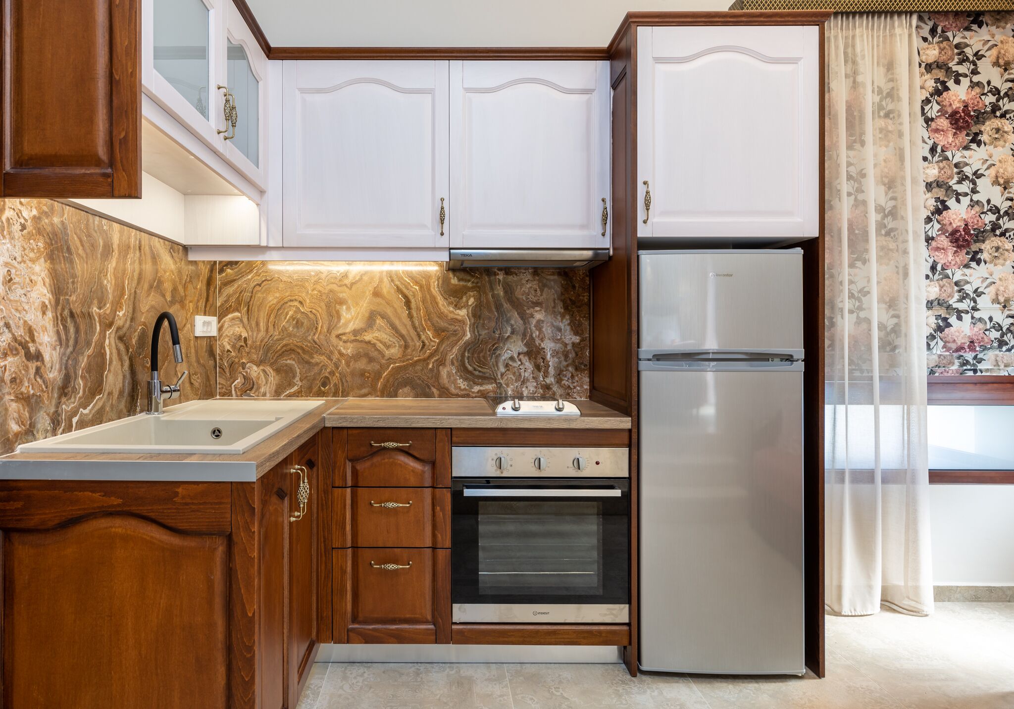 Kühlschrank, Ofen, Herdplatte, Wasserkocher