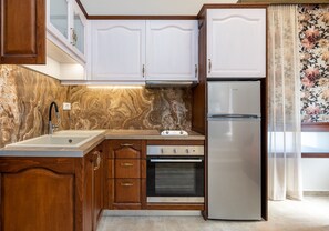 冰箱、烤箱、炉灶、电热水壶