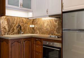 Fridge, oven, stovetop, electric kettle