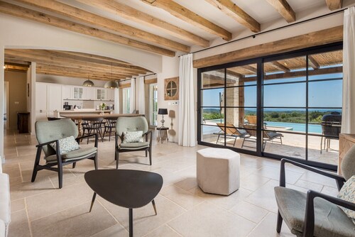 Villa Zelena Panoramic Seaview, Infinity pool, free EV charger