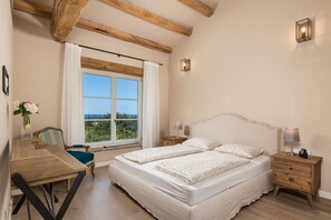 4 bedrooms, iron/ironing board, WiFi, bed sheets