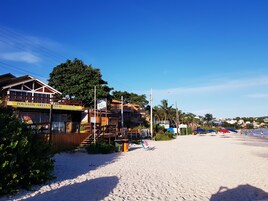 Na praia, areia branca 