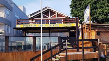 Na praia, areia branca