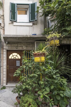 Exterior detail - Studio apartment A in old part of town - center but in a quiet neighborhood (Split)
