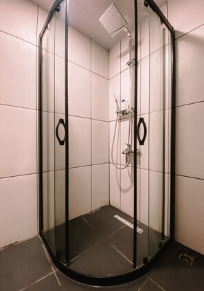 Superior Triple Room | Bathroom | Shower, rainfall showerhead, hair dryer, towels - Vinea Bozcaada (Bozcaada)