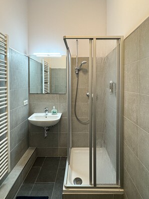 Deluxe Apartment, 1 Queen Bed | Bathroom