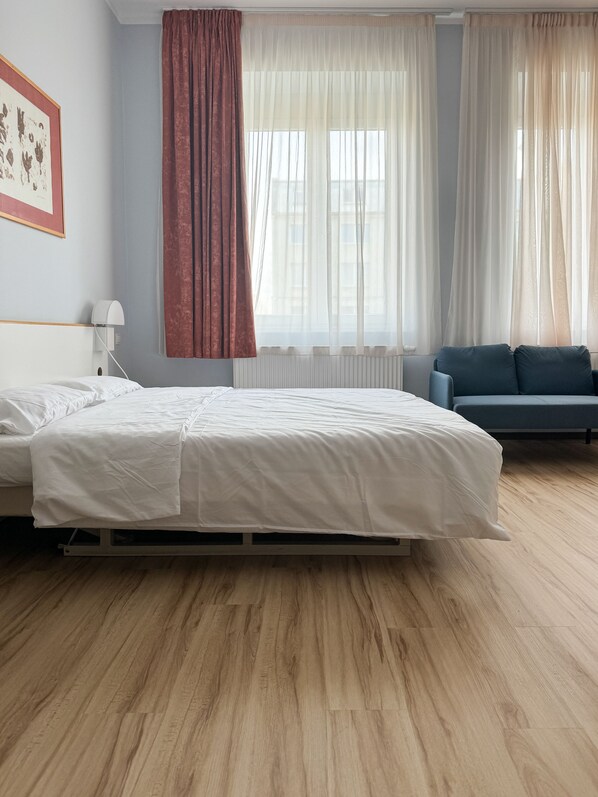 Deluxe Apartment, 1 Queen Bed | Living area