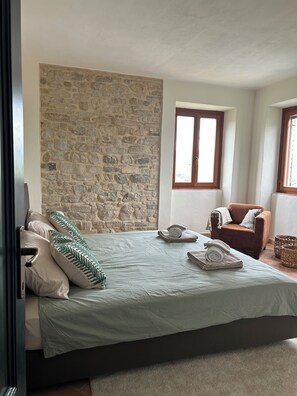 5 bedrooms, WiFi, bed sheets