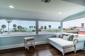 TV, peis og kontorer