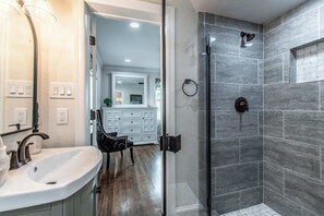 Dusche, Haartrockner, Handtücher, Shampoo