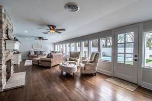 TV, peis og kontorer