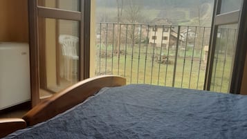 1 bedroom, desk