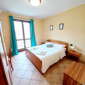 Klassieke kamer, balkon, uitzicht op heuvels | Een bureau