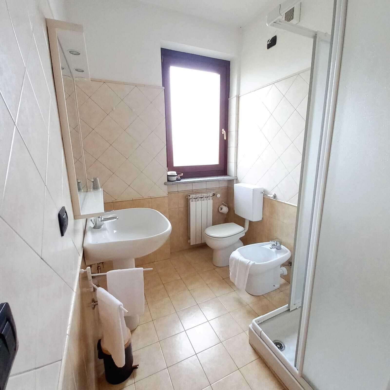 Classic-Zimmer, Balkon, Hügelblick | Badezimmer