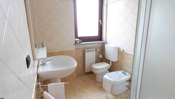 Classic-Zimmer, Balkon, Hügelblick | Badezimmer