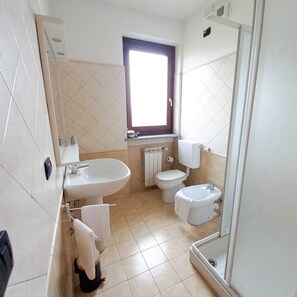 Rom – classic, balkong, utsikt mot høyde | Bad