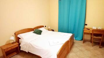 Phòng phong cách cổ điển, ban công, quang cảnh đồi núi | Bàn