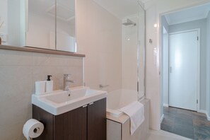 Dusche, Handtücher, Shampoo