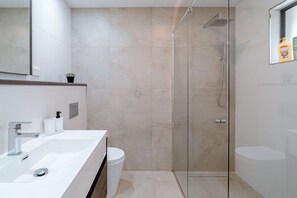 Shower, towels, shampoo