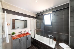 Villa – comfort | Bad | Regndusjhode, toalettartikler (inkludert), hårføner og håndklær