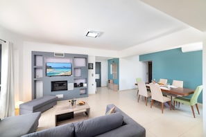 Comfort-Villa | Wohnbereich | 50-Zoll-Smart-TV mit Kabelempfang, Kamin