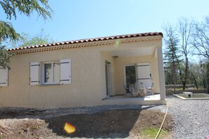 Outdoor dining - Gite le Chene Avec Piscine Privée, à Proximité des Rivières et Commerces (Vogüé FRANCE)