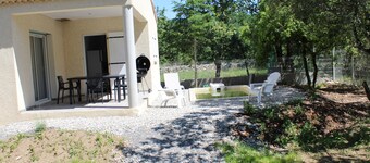 Gite le Chene Avec Piscine Privée, à Proximité des Rivières et Commerces