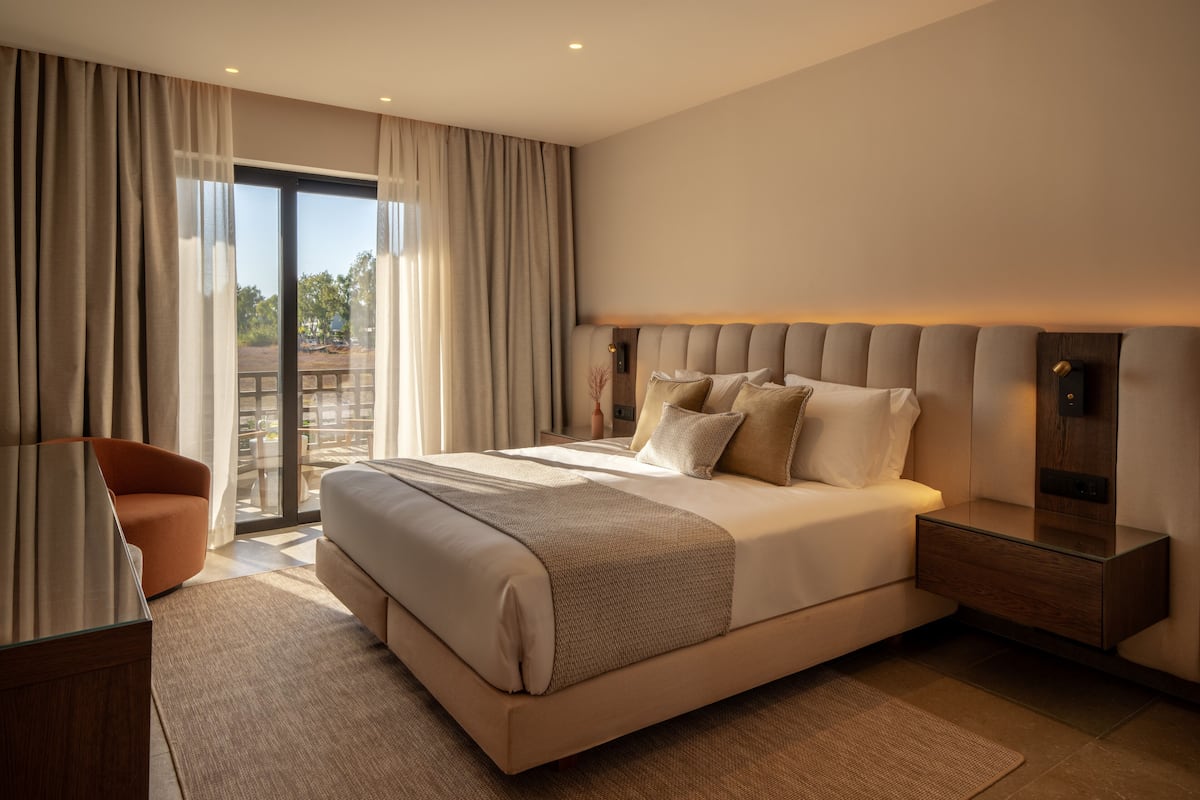 Ropa de cama de alta calidad y caja de seguridad en la habitación