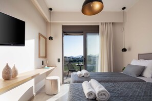 3 bedrooms, in-room safe, iron/ironing board, free WiFi - Brand new modern villa, no car needed! (Panormo)