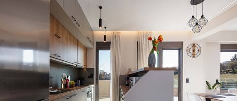 Réfrigérateur, four à micro-ondes, un four, surface de cuisson