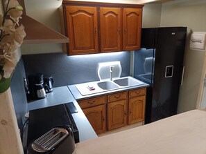 Fridge, microwave, oven, stovetop - Gîte du Sarrasin "aux Champs des Amours" (Rocquigny)