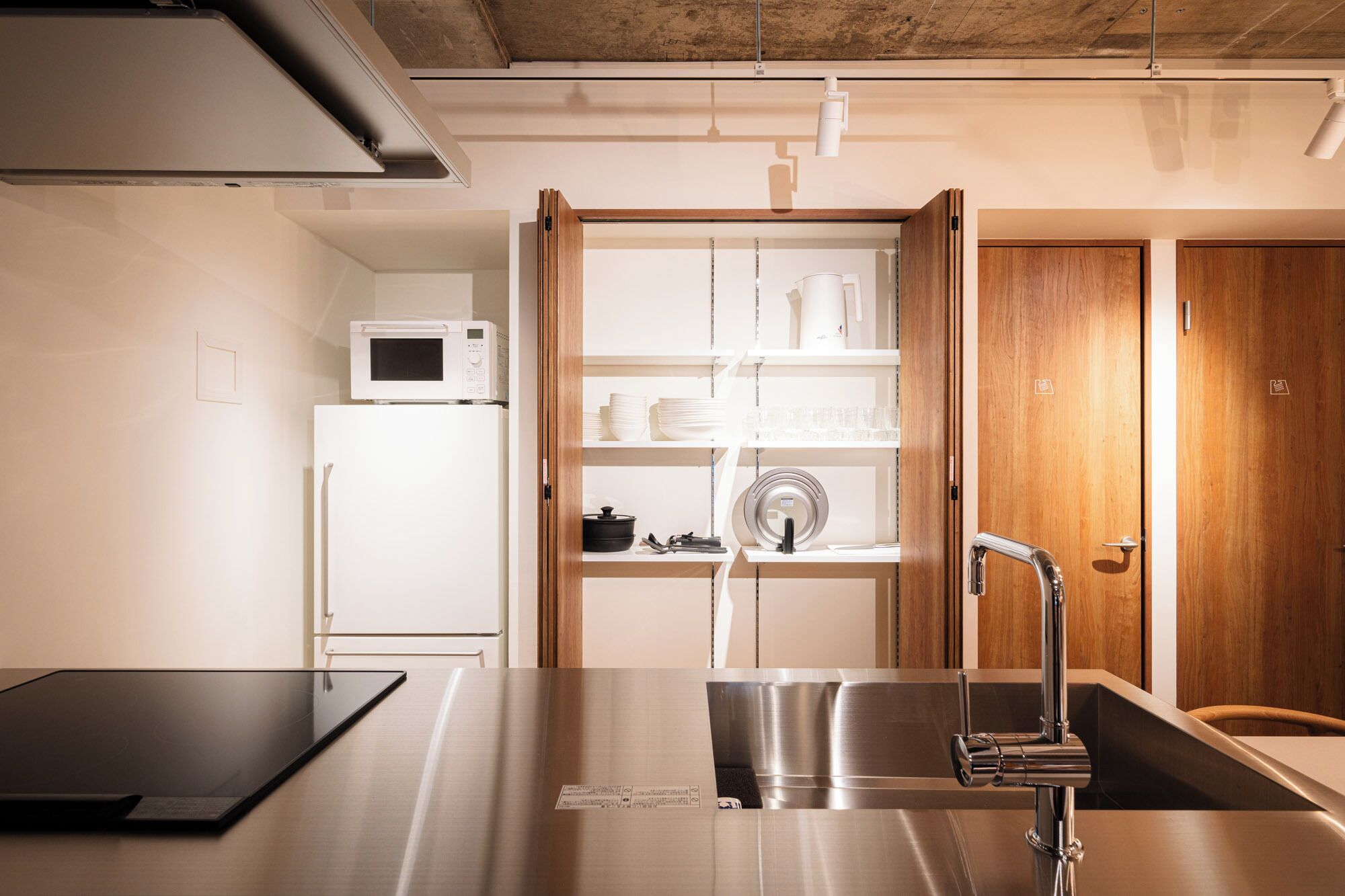 Frigobar, cooktop, talheres/pratos/utensílios de cozinha