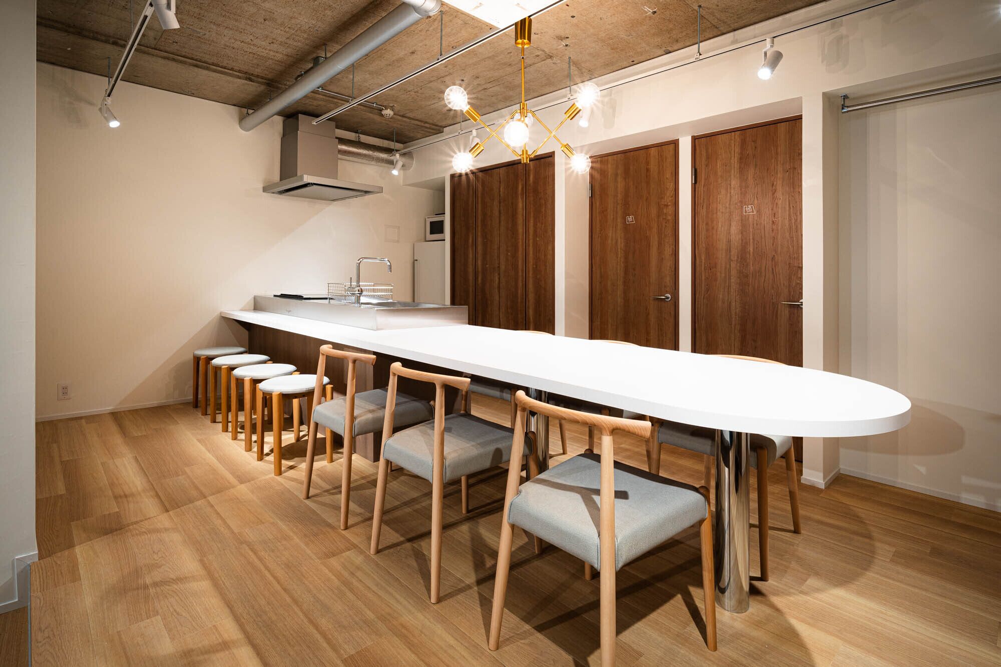 Frigobar, cooktop, talheres/pratos/utensílios de cozinha