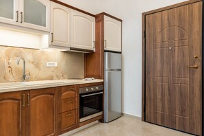 Réfrigérateur, four, plaque de cuisson, bouilloire électrique