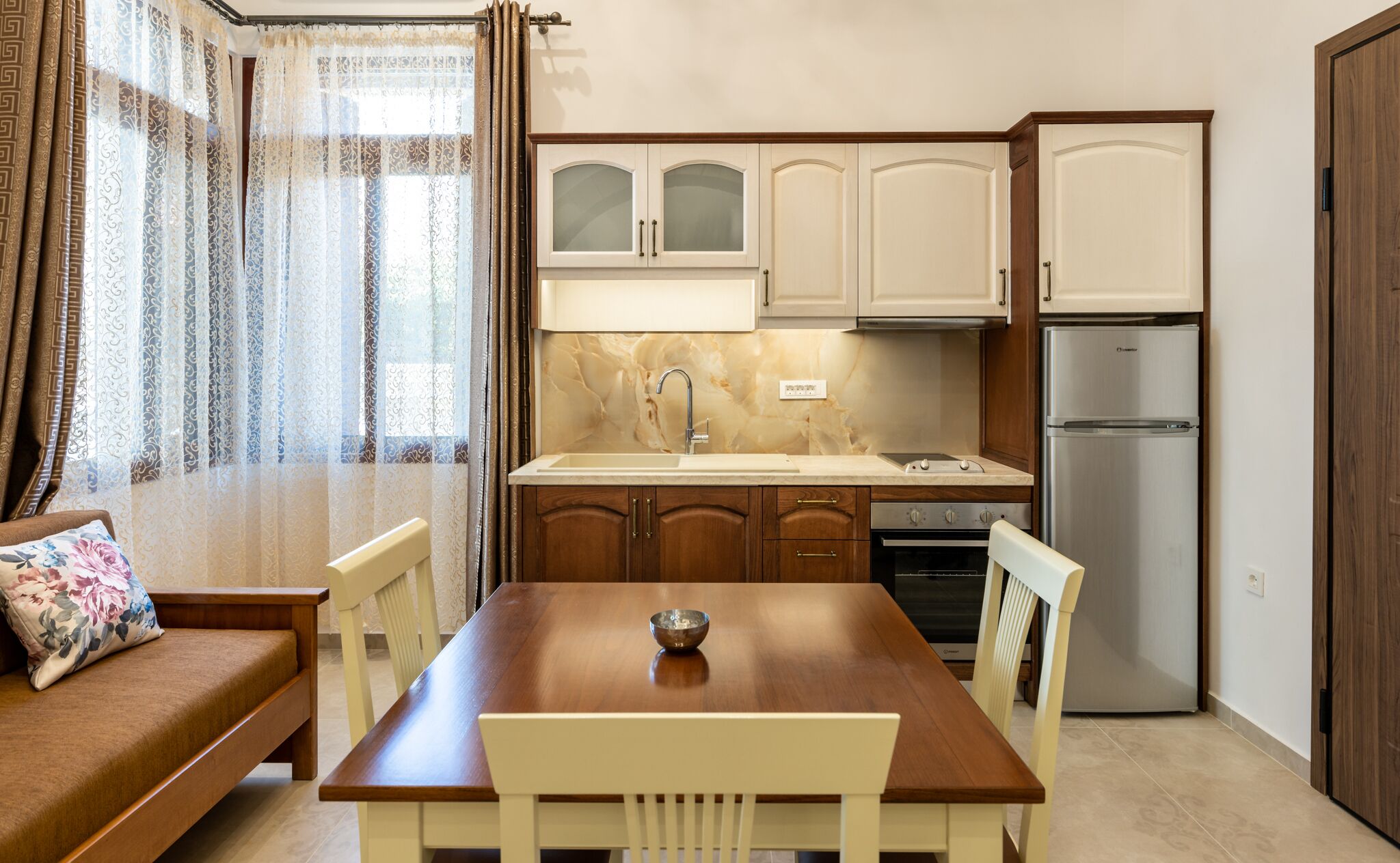 Fridge, oven, stovetop, electric kettle