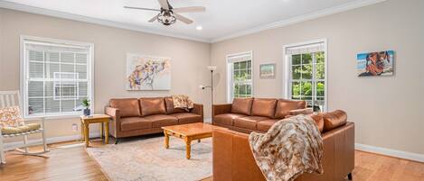 Smart-TV, DVD-spiller, fotballspill og bordtennis