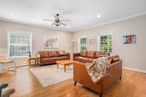 Smart TV, DVD player, table football, ping pong - Hounds on Hazel | Brand New Dog-friendly Getaway for 14 | Near the Shoreline (South Haven)