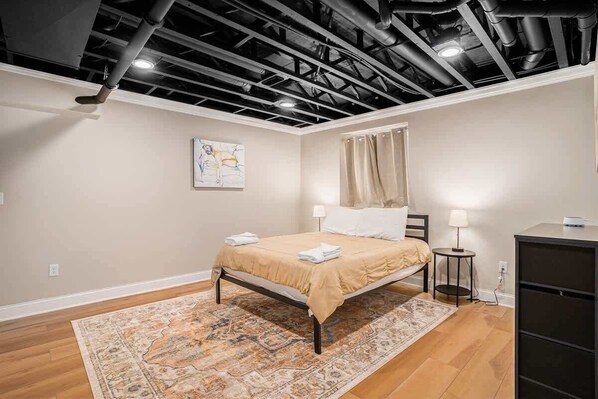 5 habitaciones, tabla de planchar con plancha y cuna de viaje 